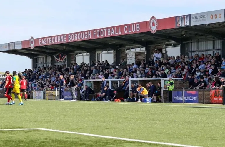 Bầu không khí sôi động tại sân Priory Lane trong ngày thi đấu của Eastbourne Borough