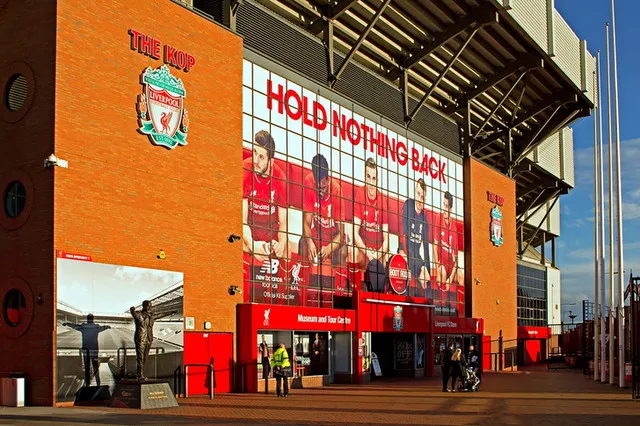 Bên ngoài khán đài The Kop huyền thoại của sân Anfield, biểu tượng của sự cuồng nhiệt từ cổ động viên Liverpool