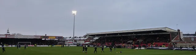 Bootham Crescent rực sáng trong trận đấu buổi tối, khoảnh khắc đáng nhớ của bóng đá địa phương
