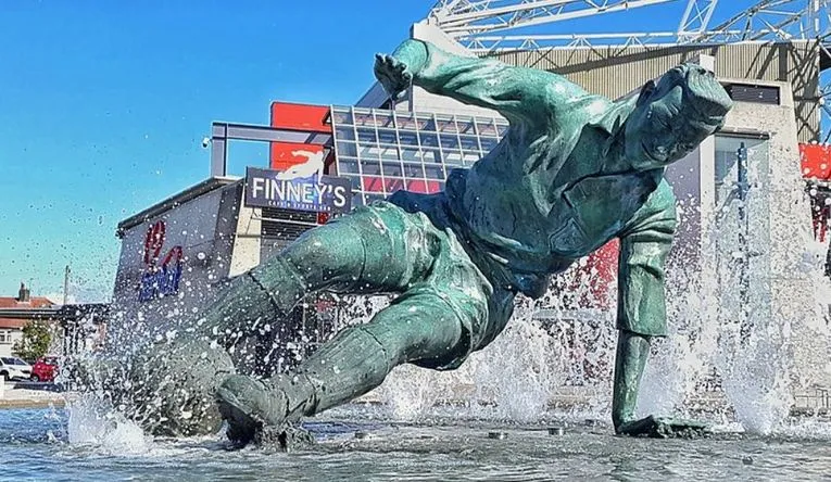 Bức tượng &quot;The Splash&quot; mô phỏng Sir Tom Finney, biểu tượng vĩ đại của Preston North End
