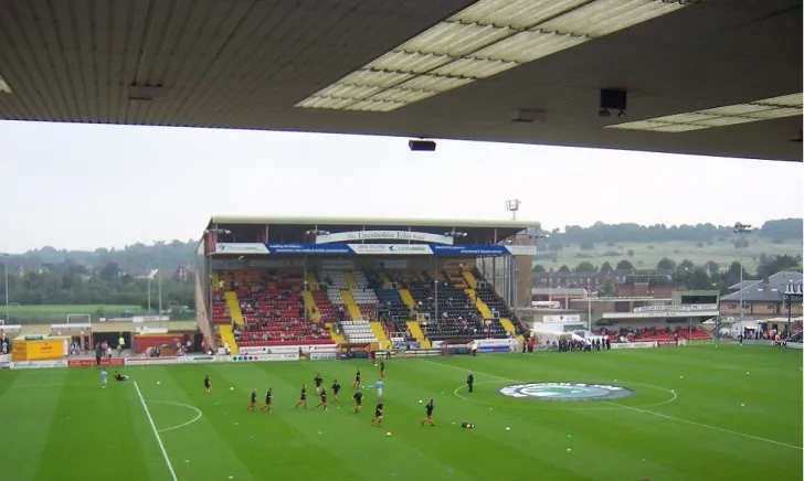 Các cầu thủ Lincoln City FC đang tập luyện trên sân Sincil Bank, chuẩn bị cho trận đấu
