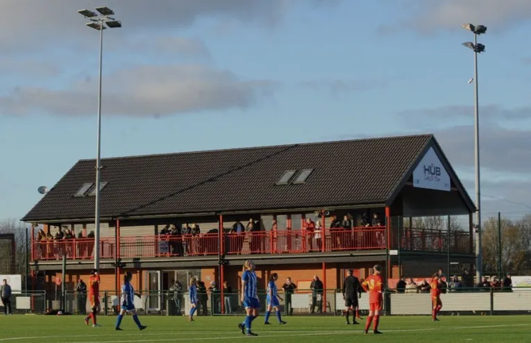 Các cổ động viên Needham Market say mê theo dõi trận đấu từ khán đài, tạo nên không khí sôi động đặc trưng của bóng đá hạng thấp Anh.