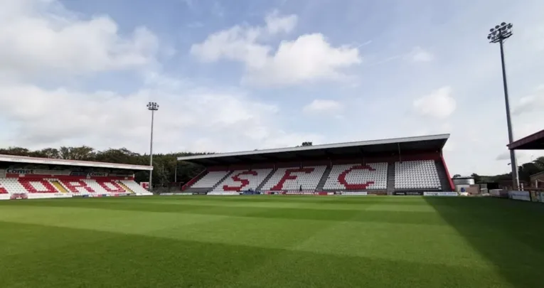 Các khán đài tại sân Broadhall Way của câu lạc bộ Stevenage