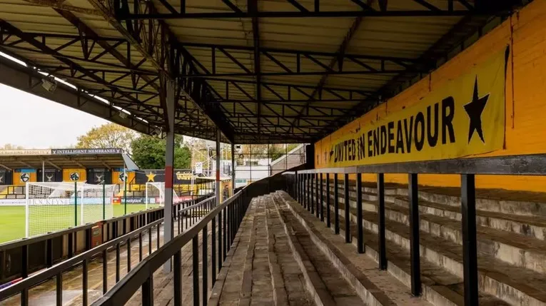 Các khu vực khán đài bậc thang đặc trưng của sân Abbey Stadium Cambridge, nơi lưu giữ nhiều kỷ niệm bóng đá