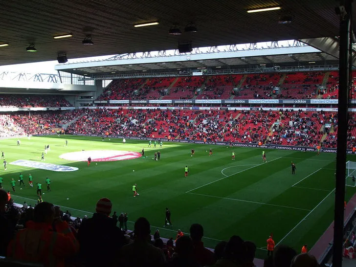 Cận cảnh bên trong sân vận động Anfield, nơi hàng vạn cổ động viên Liverpool cùng hòa mình vào những trận đấu Ngoại hạng Anh