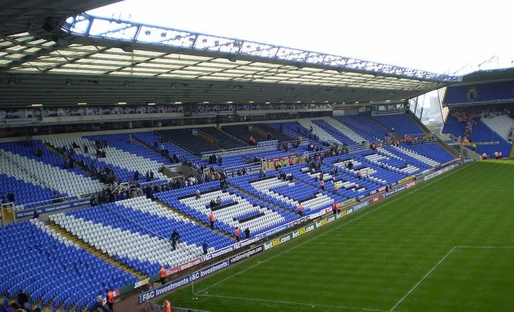 Cận cảnh khán đài chính (Main Stand) của sân St. Andrew's, nơi có khu vực VIP và truyền thông