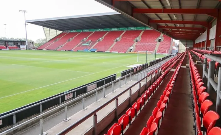 Cận cảnh khán đài chính The Main Stand tại Alexandra Stadium, trung tâm của sân vận động Crewe Alexandra