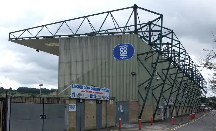 Cận cảnh khán đài Co-Op Community Stand tại Sincil Bank, nơi cổ động viên cuồng nhiệt ngồi