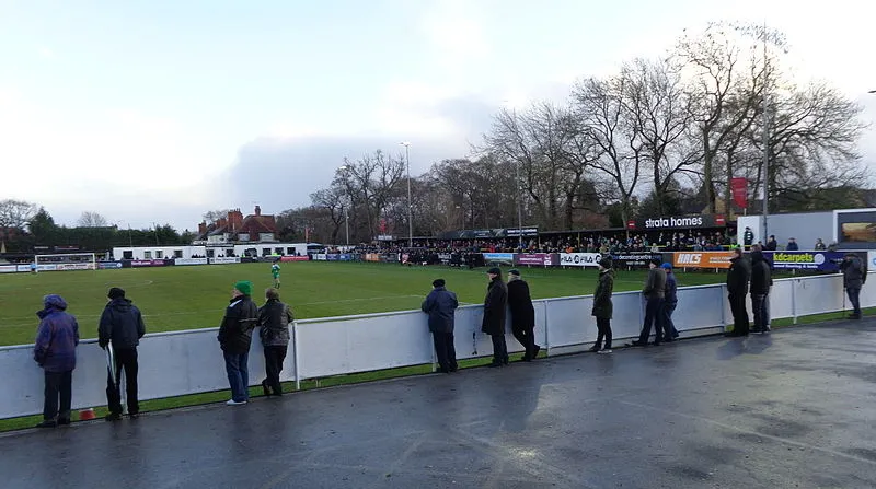 Cảnh trận đấu sôi động giữa Harrogate Town và Bradford Park Avenue tại sân Wetherby Road