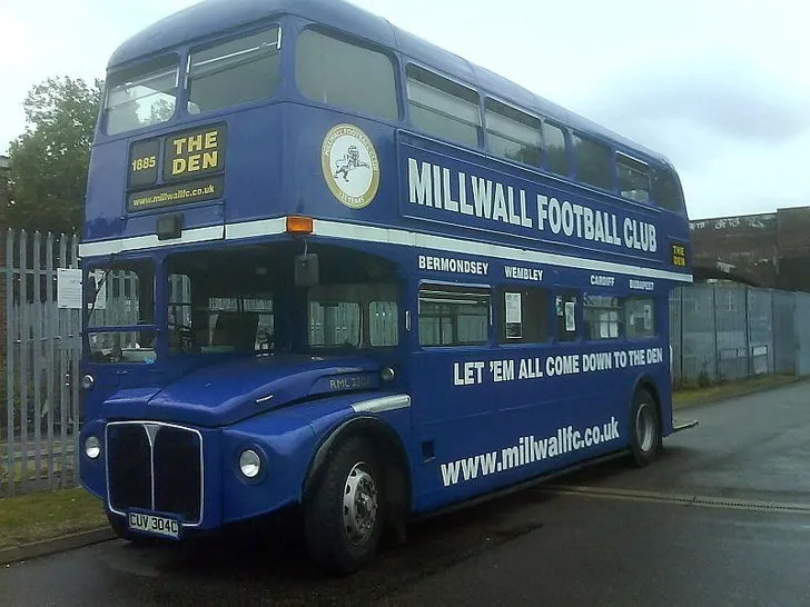Chiếc xe buýt Routemaster biểu tượng của Millwall F.C., gắn liền với lịch sử đội bóng.