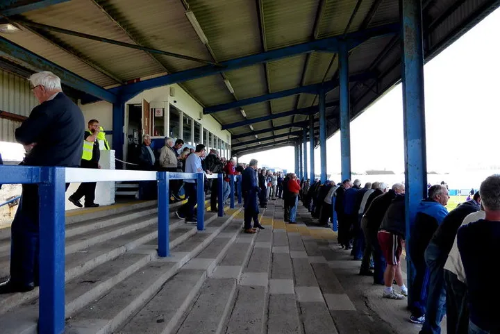 Cổ động viên Barrow AFC sôi động trên khán đài truyền thống của Holker Street.
