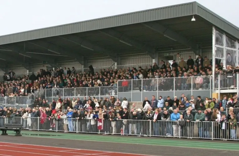 Cổ động viên Chelmsford City trên khán đài Melbourne Stadium, không khí cuồng nhiệt ngày thi đấu