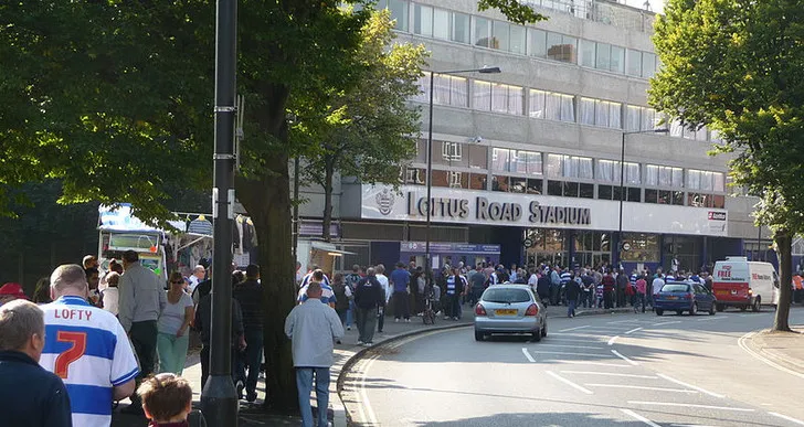 Con đường dẫn đến sân vận động Loftus Road, nơi người hâm mộ QPR đổ về trong ngày thi đấu