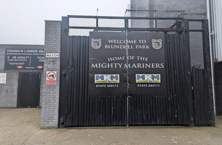 Cổng chính Blundell Park, điểm khởi đầu cho hành trình khám phá sân nhà của Grimsby Town Mariners