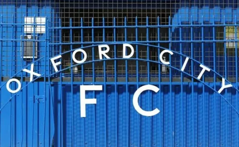 Cổng chính sân vận động Court Place Farm của Oxford City FC, biểu tượng một câu lạc bộ bóng đá lâu đời