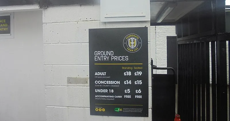 Cổng soát vé và bảng giá vào sân EnviroVent Stadium năm 2020 của Harrogate Town FC