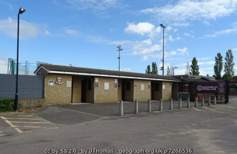 Cổng vào chính của Melbourne Community Stadium, chào đón fan hâm mộ Chelmsford City