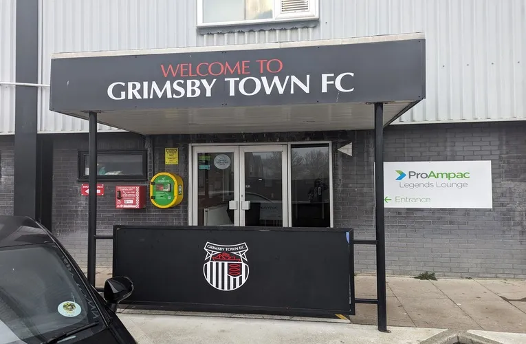 Cổng vào chính của sân vận động Blundell Park, chào đón người hâm mộ đến với trận đấu