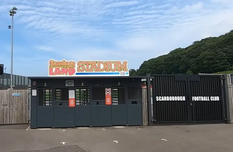 Cổng vào chính của Sân vận động Scarborough Sports Village, chào đón người hâm mộ bóng đá