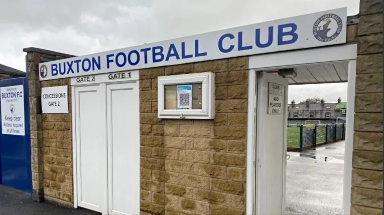 Cổng vào lịch sử của sân Silverlands, chào đón người hâm mộ Buxton FC