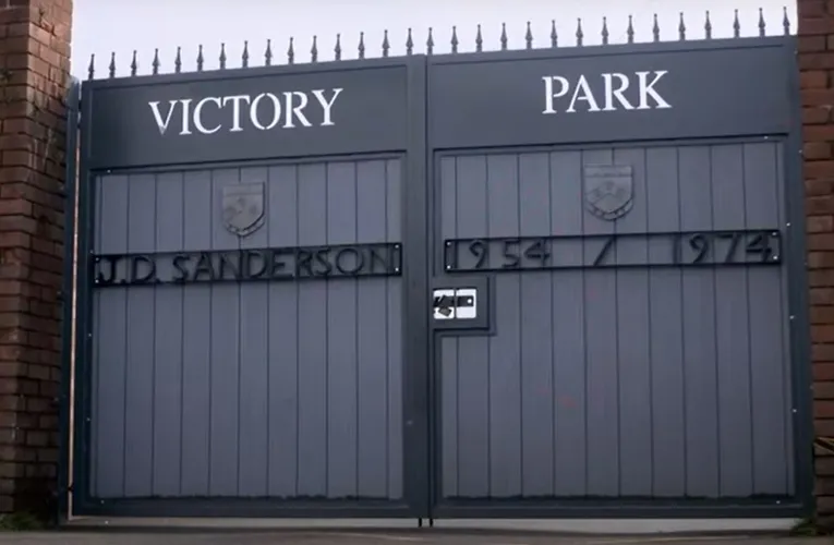Cổng vào sân vận động Victory Park của Chorley FC