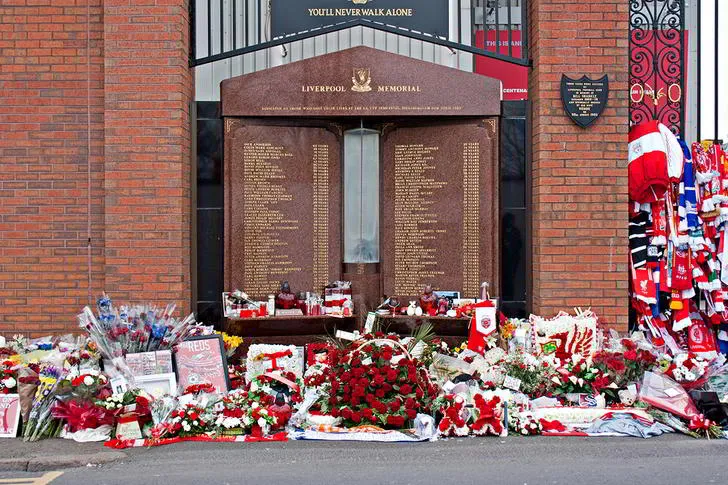 Đài tưởng niệm Hillsborough tại sân Anfield, nơi ghi dấu bi kịch và lòng tri ân sâu sắc của Liverpool