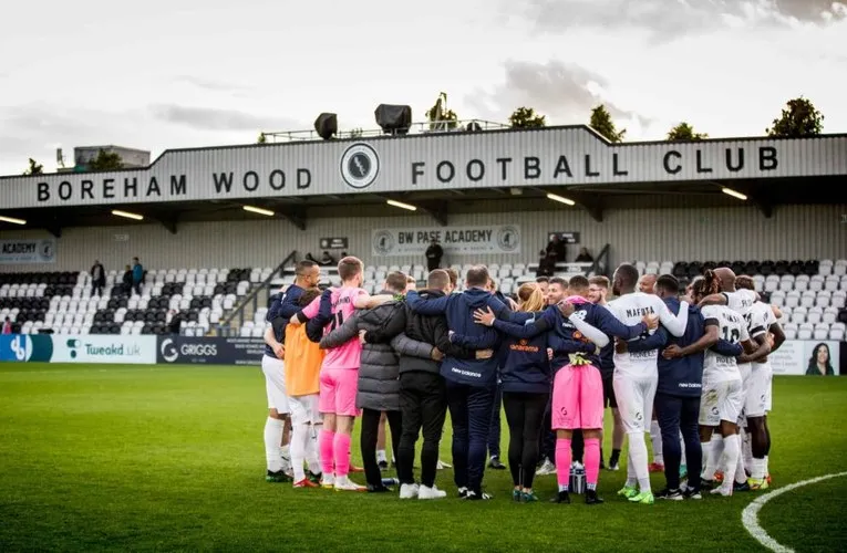Đội hình Borehamwood FC chụp ảnh trước khán đài chính tại sân Meadow Park