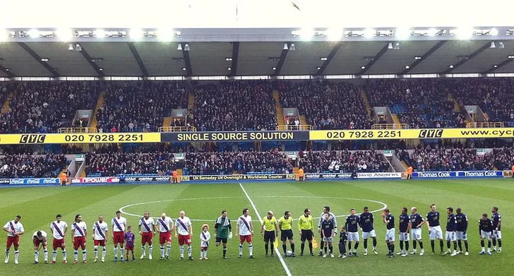 Đội hình Millwall và Crystal Palace xếp hàng tại The Den, khoảnh khắc trang trọng trước trận derby London.