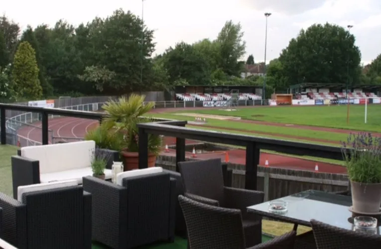 Đường chạy điền kinh bao quanh sân bóng tại Hornchurch Stadium, London