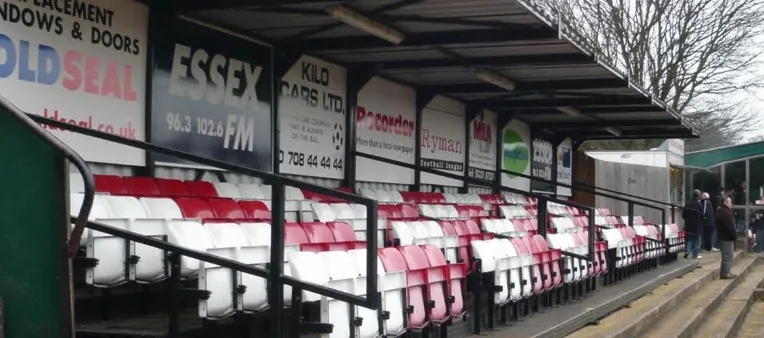 Ghế ngồi trên khán đài chính tại sân vận động Hornchurch FC ở Upminster