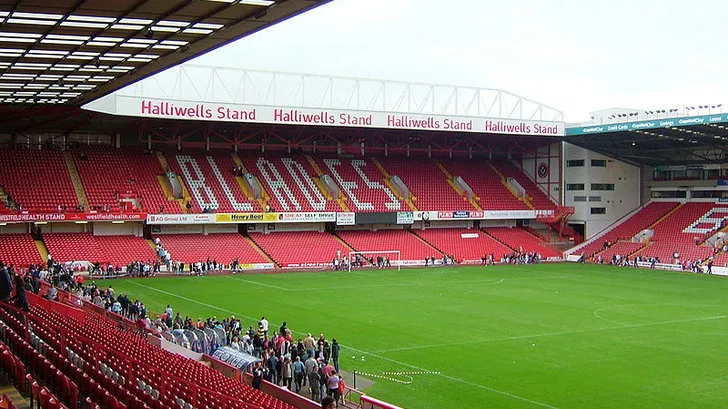 Góc nhìn các khán đài và sân cỏ Bramall Lane, sân nhà lâu đời của Sheffield United