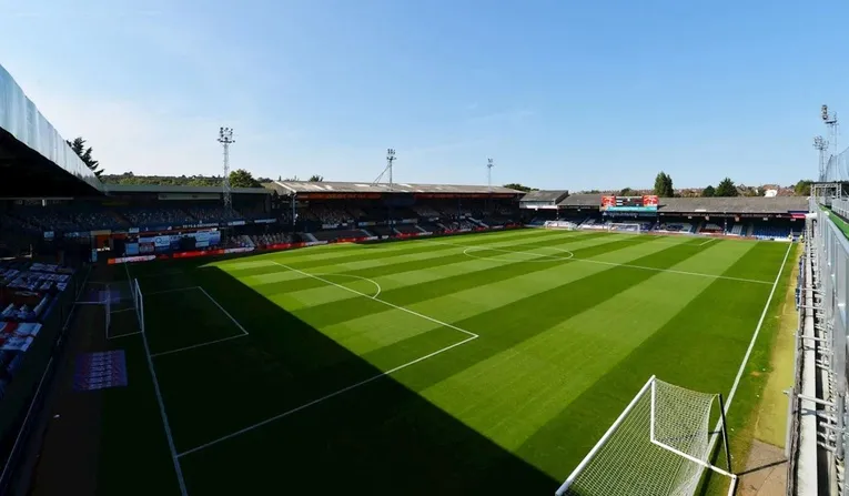 Góc nhìn cận cảnh mặt sân cỏ và các khán đài chính tại Kenilworth Road, sân nhà của Luton Town