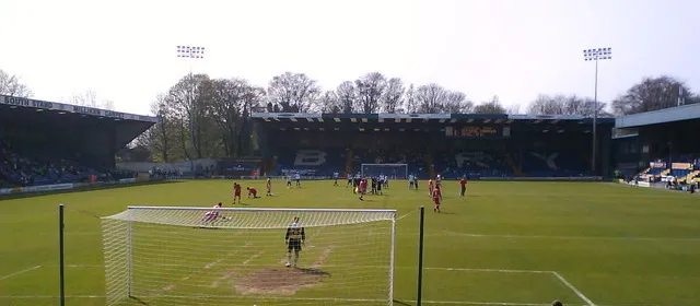 Góc nhìn cận cảnh sân Gigg Lane, mái nhà lịch sử của Bury FC qua nhiều thập kỷ
