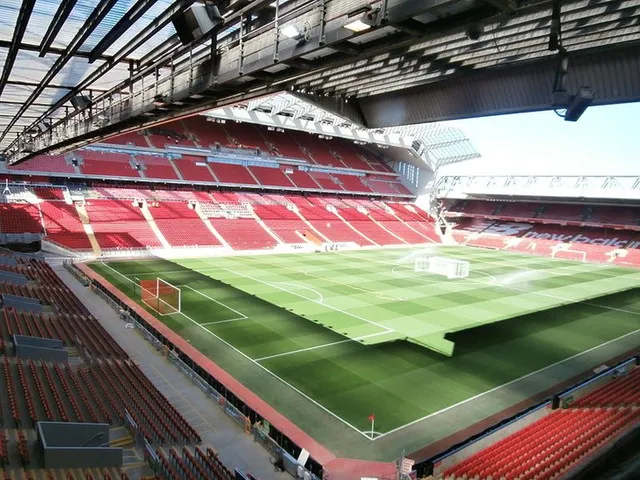 Góc nhìn độc đáo từ phòng điều khiển bên trong sân vận động Anfield, giám sát mọi hoạt động trận đấu