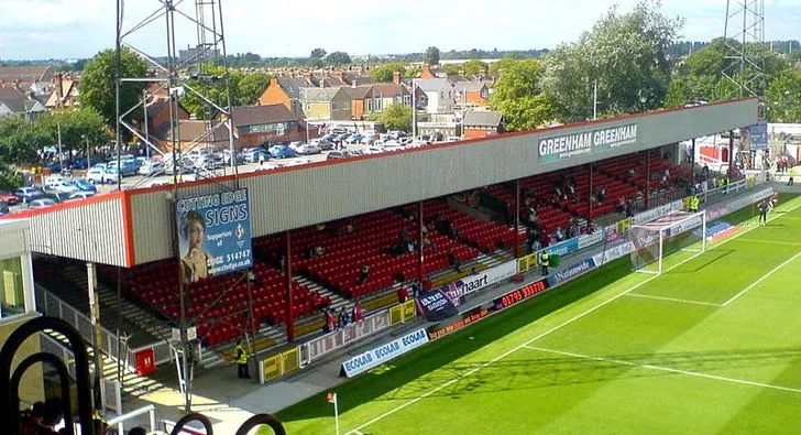 Góc nhìn khán đài Town End tại sân County Ground, nơi cuồng nhiệt của người hâm mộ Swindon Town.