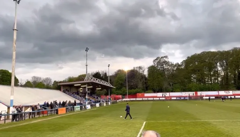 Góc nhìn toàn cảnh mặt cỏ sân Park View Road từ khán đài, nơi Welling United thi đấu
