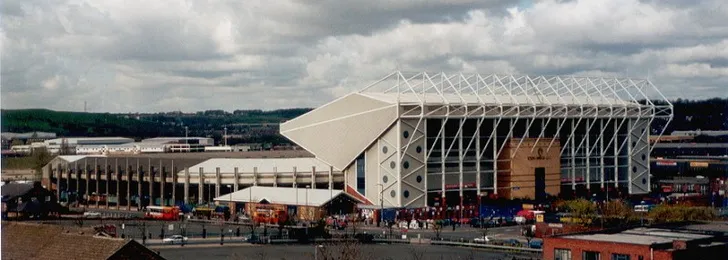 Góc nhìn tổng thể sân vận động Elland Road trong ngày thi đấu, biểu tượng của Leeds