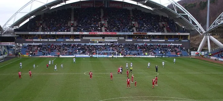 Góc nhìn từ các khán đài tại John Smith's Stadium, nơi người hâm mộ theo dõi trận đấu