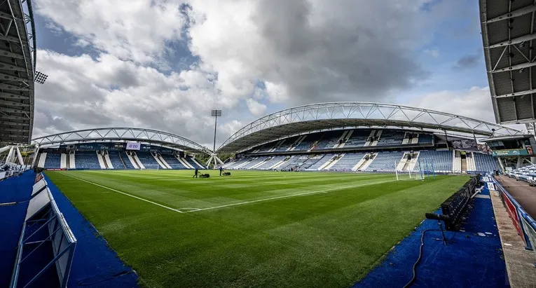 Góc nhìn từ đường pitch tại John Smith's Stadium, cho thấy mặt cỏ xanh mướt
