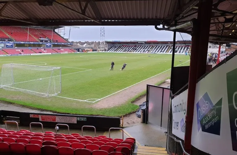 Góc nhìn từ khán đài bên trong sân Blundell Park, nơi người hâm mộ Grimsby Town cổ vũ nhiệt tình