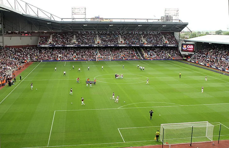 Góc nhìn từ khán đài bên trong sân Boleyn Ground huyền thoại