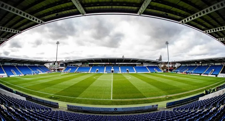 Góc nhìn từ khán đài bên trong SMH Group Stadium, sân vận động của Chesterfield