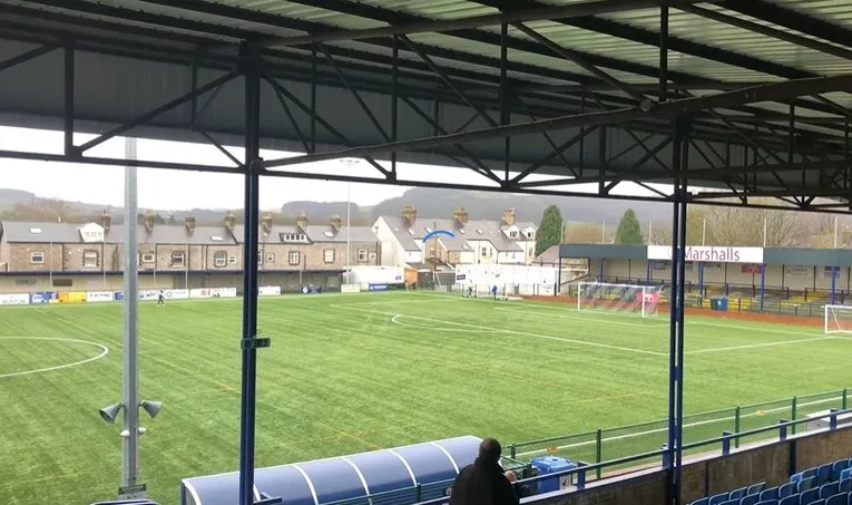 Góc nhìn từ khán đài chính tại sân Silverlands, trải nghiệm không khí bóng đá Non-League