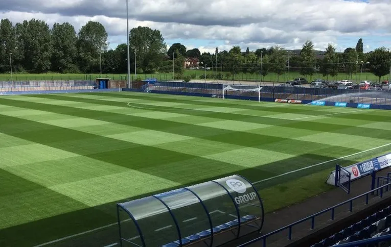Góc nhìn từ khán đài chính tại Tameside Stadium, sân đấu đặc trưng của bóng đá Anh