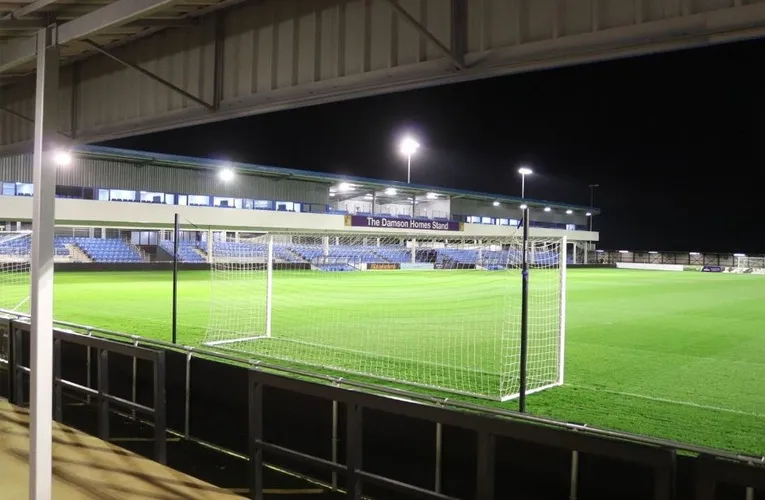 Góc nhìn từ khán đài sân Damson Park, nơi người hâm mộ Solihull Moors hòa mình vào không khí bóng đá chân thật