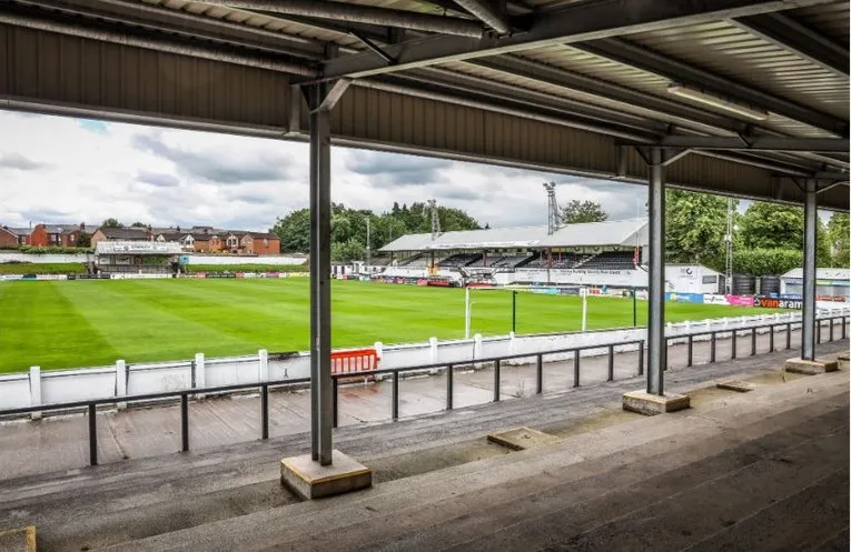Góc nhìn từ khán đài sân Victory Park của Chorley FC