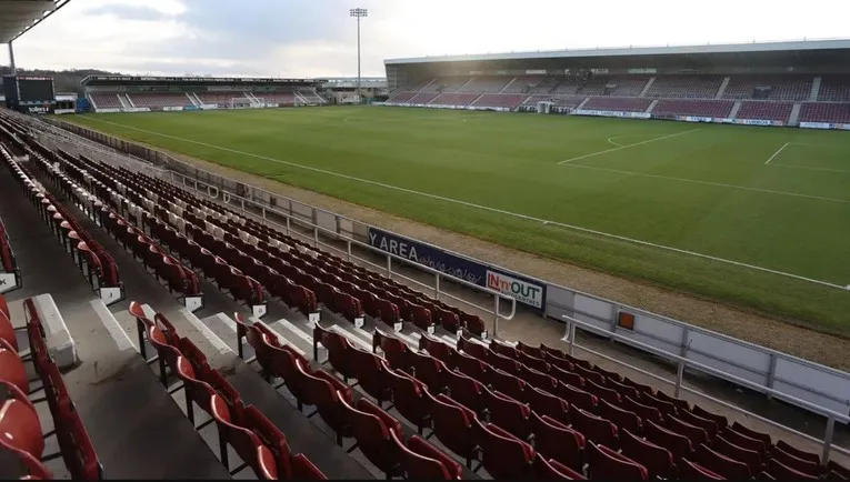 Góc nhìn từ khán đài Sixfields Stadium, sẵn sàng cho trận đấu Northampton Town