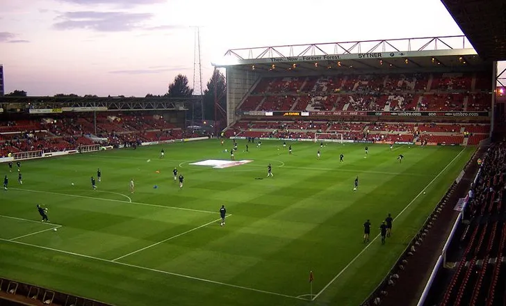 Góc nhìn từ khán đài The City Ground, toàn cảnh sân cỏ xanh mướt và khán đài đối diện trong một ngày thi đấu