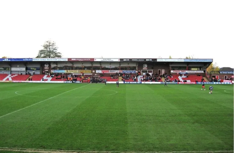 Góc nhìn từ khán đài West Stand tại sân Aggborough, nơi CĐV nhà thường tập trung để cổ vũ đội Kidderminster Harriers