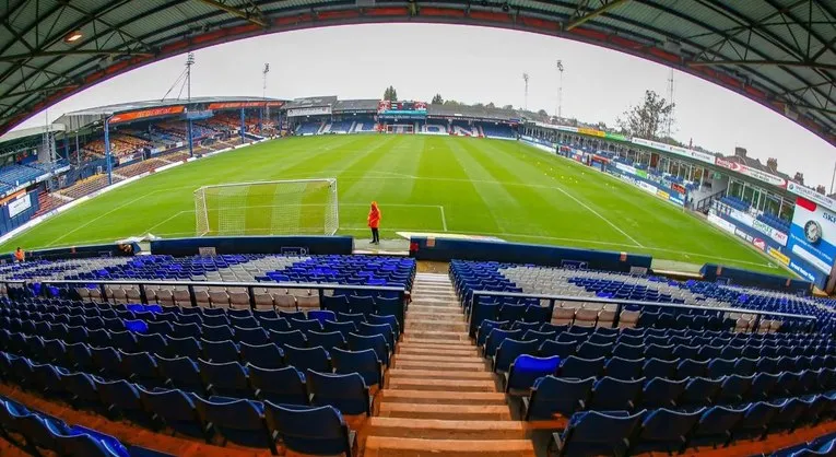Góc nhìn từ một khán đài bên trong sân Kenilworth Road, bao quát toàn bộ sân cỏ và các khán đài đối diện